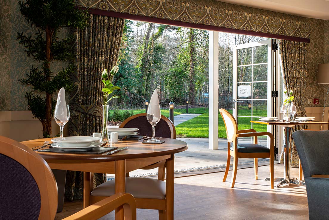 dining room with large patio doors